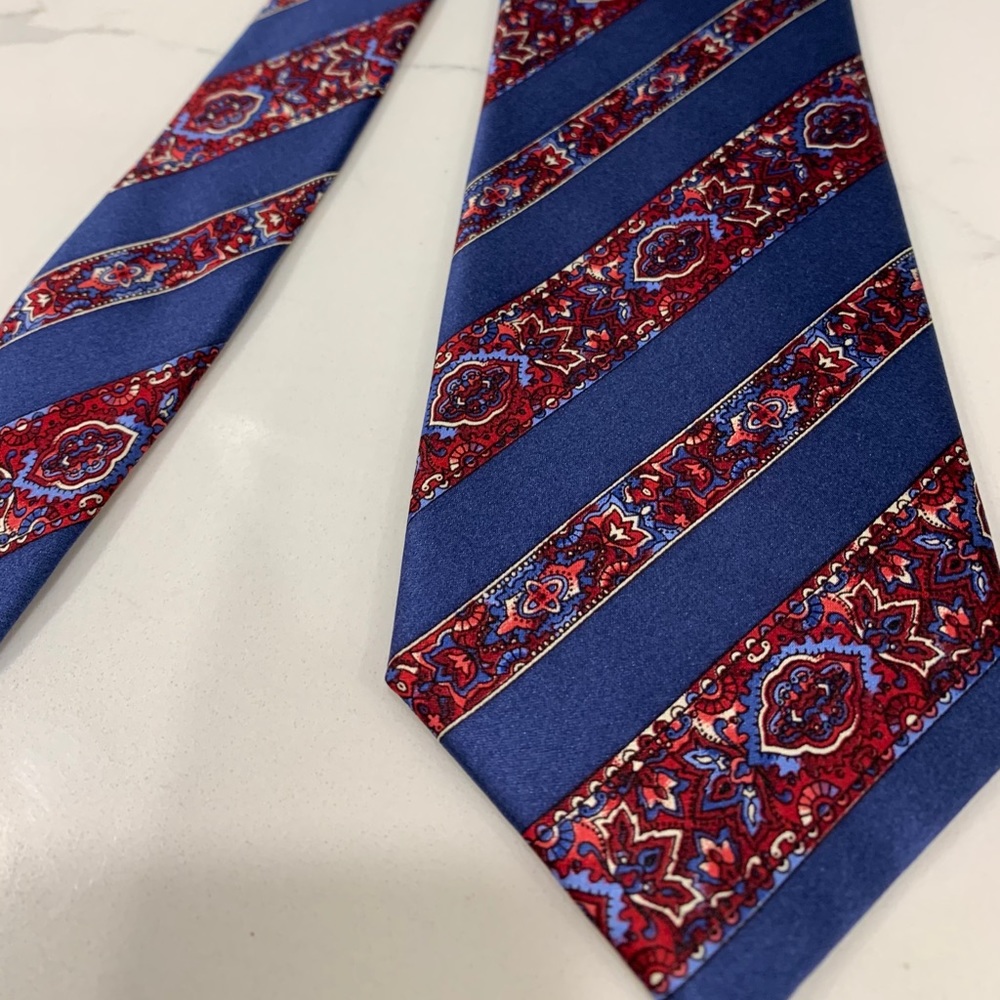 💯 Authentic Neiman Marcus men’s tie 🔥